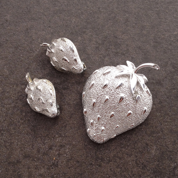 Sarah Coventry Jewelry - Vintage 60's Strawberry Ice Brooch and Earrings